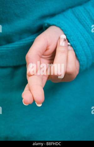 Nahaufnahme einer Frau die Hand hinter ihrem Rücken mit Daumen Geste Stockfoto