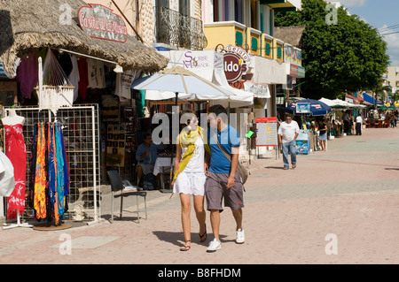 Touristen auf Quinta Avenue Playa del Carmen Mexiko. Stockfoto