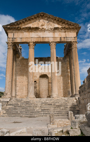 Zwischen römische Ruinen Tunesiens ist Dougga mit seinen herrlichen Capitol, von vorne gesehen Stockfoto