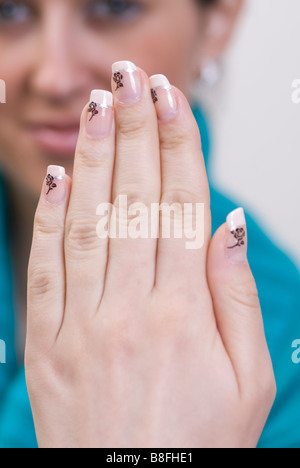 Nahaufnahme von Frauenhand mit lackierten Fingernägeln Stockfoto