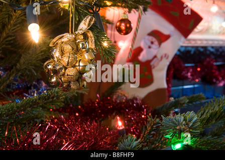 Hautnah am goldenen Glocken eine Rassel Dekoration hängen am Weihnachtsbaum Stockfoto