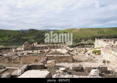 Unter den römischen Ruinen Tunesiens ist Dougga--diese Ansicht bergab vom Capitol Stockfoto