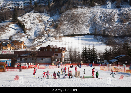 Rauris Österreich Europa Januar Kinder lernen auf Ski Schule Kindergarten Pisten im Alpine Resort in den österreichischen Alpen im winter Stockfoto