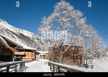 Bucheben Rauriser Sonnen Tal Österreich Europa Januar Sägemühle mit Holz gespeichert draußen im Schnee Stockfoto