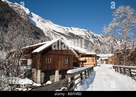 Bucheben Rauriser Sonnen Tal Österreich Europa Sägemühle mit Holz gespeichert draußen im Schnee Stockfoto