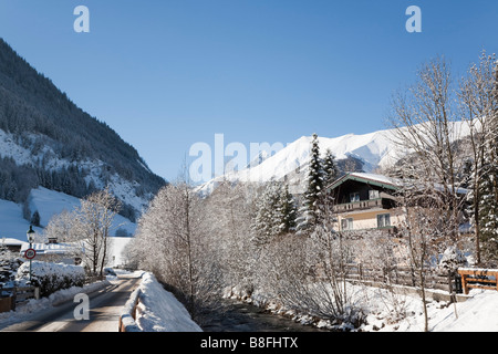 Wert Rauriser Sonnen Österreich Europa Januar Talblick Fluss in Alpental mit tiefen Neuschnee im Winter Stockfoto