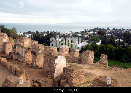 Teil der Ruinen des antiken Karthago in Tunesien blicken auf einem Vorort und Häfen von Tunis Stockfoto