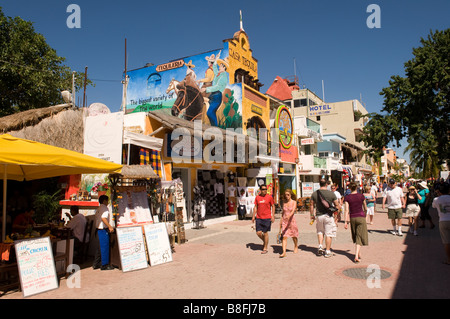 Touristen auf Quinta Avenue Playa del Carmen Mexiko. Stockfoto