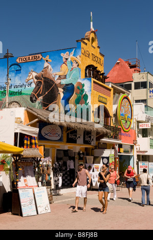 Touristen auf Quinta Avenue Playa del Carmen Mexiko Stockfoto