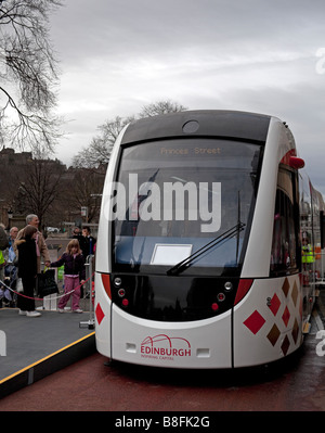 Edinburgh-Straßenbahnen zeigen Modell in der Princes Street, Mitgliedern der Öffentlichkeit zu den geplanten Transport für das Jahr 2011 zu erleben Stockfoto