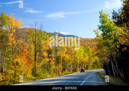 Herbst Laub Farbe mit Schnee auf Mount Lafayette und die Straßen durch die White Mountains in New Hampshire USA Stockfoto