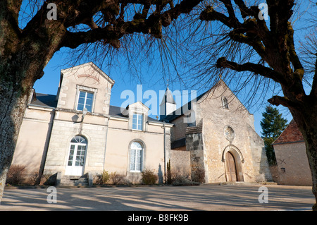 Tilleul beschnitten / Lime Bäume und Tournon-St.-Martins Kirche, Indre-et-Loire, Frankreich. Stockfoto