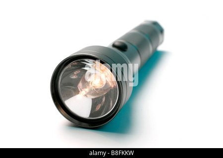 Taschenlampe Taschenlampe Beleuchtung Vision Dunkel glänzende Metall leuchtende Lampe zugeschnittenen weißen Hintergrund Umriss Ausschnitt ausschneiden Stockfoto