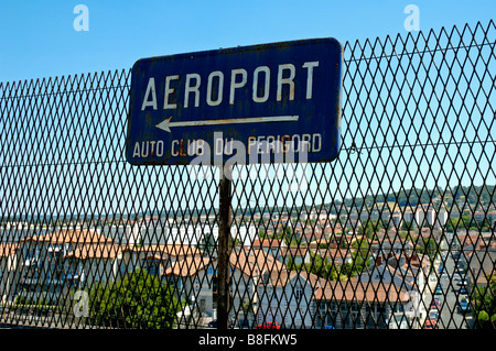 Alte rostige Vintage Flughafen Zeichen. W. Perigord, Dordogne, Frankreich. Stockfoto