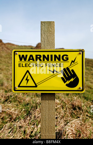 Ein Elektrozaun Warnschild auf Dartmoor, Devon, uk Stockfoto