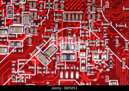 Detail der rote Leiterplatte mit elektronischen Bauteilen. Stockfoto