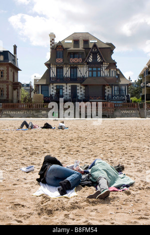 Houlgate Beach und typisches Haus in der Normandie Houlgate Stadt *** Plage et Maison de Normandie Stockfoto