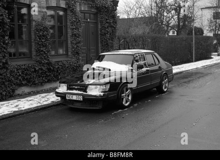 Geparkten SAAB 99 in Helsingborg, Schweden. Aufnahme in die große Krise im Februar 2009.  FÜR DEN REDAKTIONELLEN GEBRAUCH BESTIMMT. Stockfoto