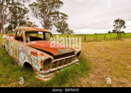 Ein Holden Bringelly Busch Feuerwehr Motor rostet entfernt in einer entgangenen Weide in der Nähe von Liverpool in Sydney Australia Stockfoto