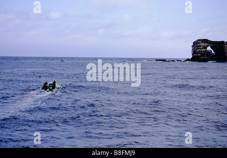 Taucher werden zu den Tauchplätzen auf Darwins Arch, übergesetzt abseits der Insel Darwin in den Galapagos-Inseln. Ecuador. Stockfoto