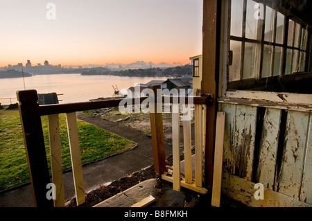 Sydney Harbour Bridge in Relief Dämmerung bricht über Cockatoo Island - zu verschiedenen Zeiten ein Gefängnis Schiffbau Hof Besserungsanstalt Stockfoto