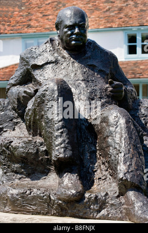 Statue von Winston Churchill auf dem Dorfplatz in Westerham Kent England Stockfoto
