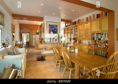UK. Ein Haus Innenausstattung, große moderne Küche, Speisezimmer. Stockfoto