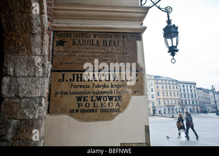 Im Eingang zum Sukiennice (Tuchhallen The) schildern. Rynek Glowny, Krakau, Polen Stockfoto