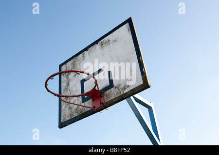 Verfallende Basketballkorb Korb und Rückwand vor einem strahlend blauen Himmel Stockfoto