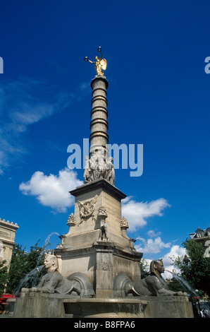 Paris Frankreich Place du Chatalet Fontaine De Palmier feiert Französisch Victoriesin Battle Column mit einer vergoldeten Figur der Göttin Sieg und die FI Stockfoto