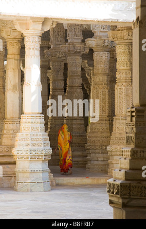 Indische Frau in Ranakpur Jain Tempel Rajasthan Indien Stockfoto