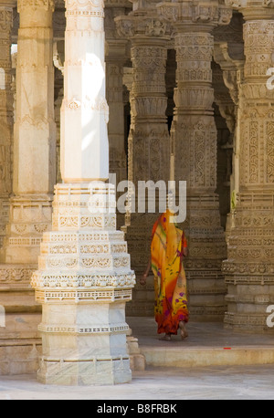 Indische Frau in Ranakpur Jain Tempel Rajasthan Indien Stockfoto