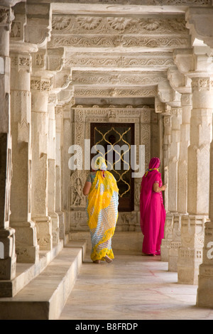 Indische Frauen in Ranakpur Jain Tempel Rajasthan Indien Stockfoto