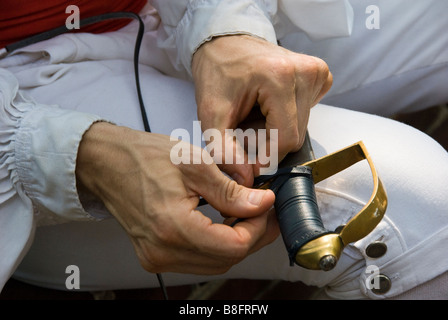 Kostümierte Schauspieler Reparaturen ein Schwert, Betsy Ross House, Philadelphia, Pennsylvania. Stockfoto