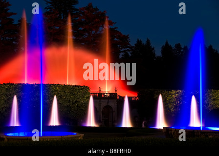 Farbige Brunnen bei Nacht, Longwood Gardens, Kennett Square, Pennsylvania. Stockfoto