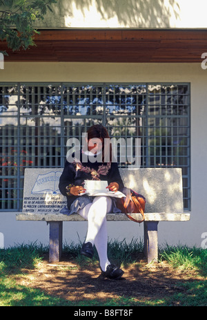 1, 1, junge erwachsene Frau, Student, Studenten, Student, Katholische Universität, Quito, Provinz Pichincha, Ecuador, Südamerika Stockfoto