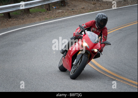 Motorrad und Fahrer auf Mulholland Highway in Südkalifornien Stockfoto