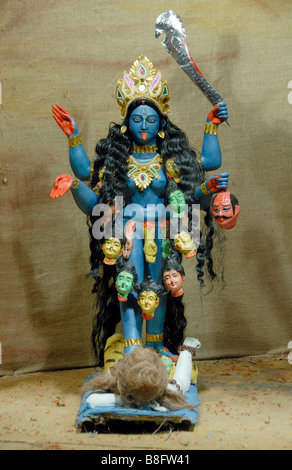 Eine kleine Statue der Göttin Durga, die als Kali dargestellt Stockfoto