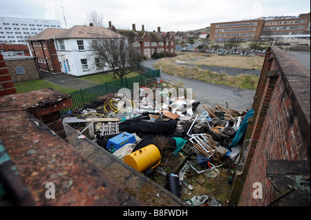 Links rund um Preston Barracks Brachfläche in Lewes Road Brighton Müll Stockfoto