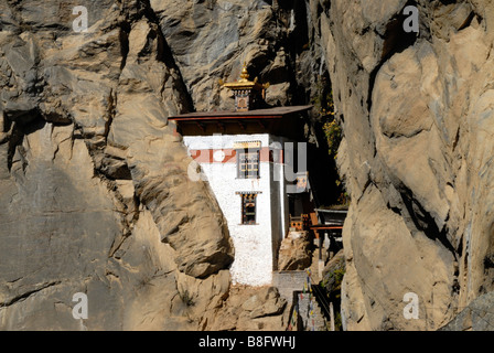 Klösterlicher Rückzug bauen Runde Singye Phu Lhakhang die Schnee-Löwe-Höhle ist in eine Rinne auf halber Höhe eine Felswand gebaut. Stockfoto