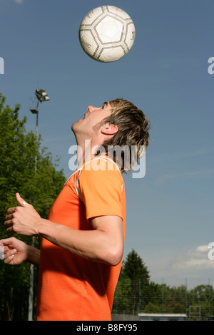 Junger Mann in Sportbekleidung machen einen Header, selektiven Fokus Stockfoto