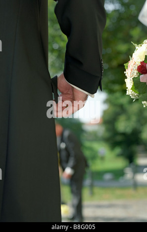 Bräutigam trägt eine Gehrock - Hochzeit - Natur Stockfoto