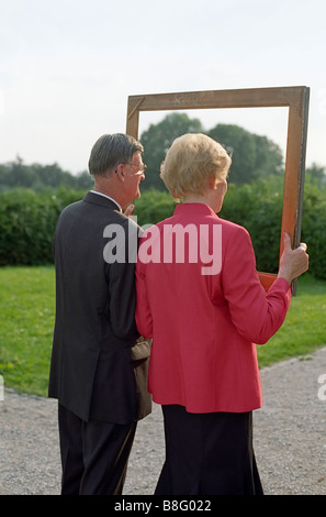 Jemand ein Bild von einem alten Ehepaar durch eine Frame - fest - Family Party - Garten Stockfoto
