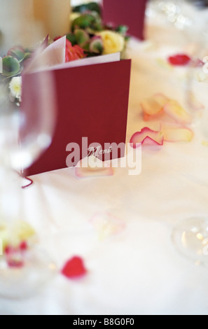 Menü-Karte auf einem Tisch mit Rosenblüten-Dekoration - Party - Hochzeit Stockfoto