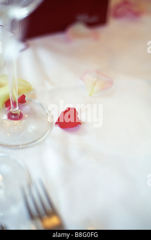 Menü-Karte auf einem Tisch mit Rosenblüten-Dekoration - Party - Hochzeit Stockfoto