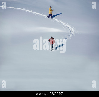 Zwei Personen wandern mit Schneeschuhen über La Plagne, Französische alpen Stockfoto