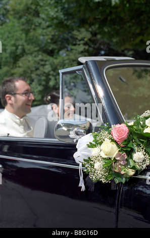 Braut und Bräutigam auf dem Rücksitz eines Cabrio - Automobil - Hochzeit - Harmonie Stockfoto