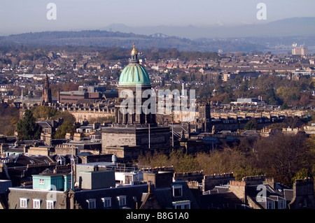 Ansicht Nord west mit Blick auf die Forth Bridge vom Edinburgh Castle. Stockfoto