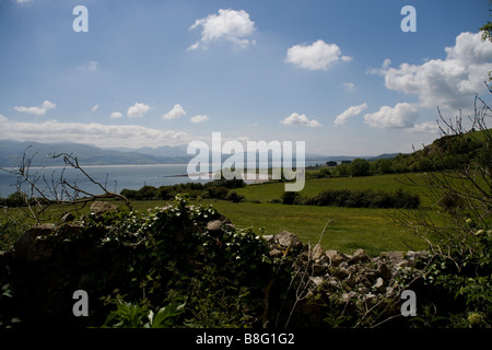 Blick auf die Menai Straits von St Seiriol Kirche, Penmon, Anglesey, Nordwales Stockfoto