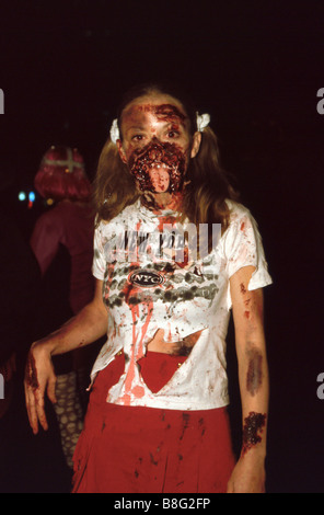 Halloween-Parade-Teilnehmer mit kosmetische Gesichts-Verletzungen paradieren/posieren für Menschenmassen im Greenwich Village in New York City, USA Stockfoto